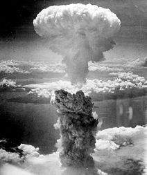 La nube de hongo creada por la bomba Fat Man como resultado de la explosión nuclear sobre Nagasaki