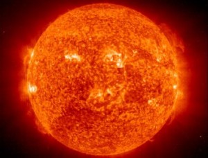 El Sol es   un ejemplo de energía nuclear de fisión que nos llega a la Tierra en   forma de radiación electromagnética