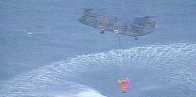 helicópteros tirando agua en la central nuclear de Fukushima para refrigerarla