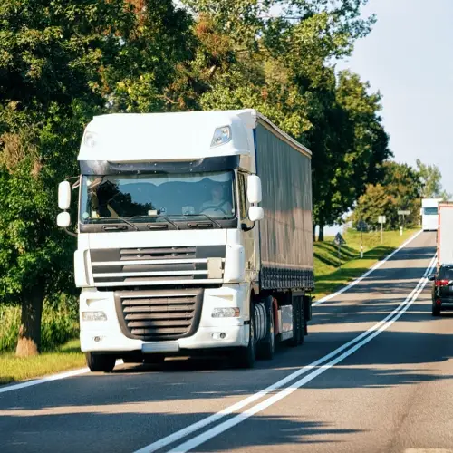 Des camions circulent sur une autoroute